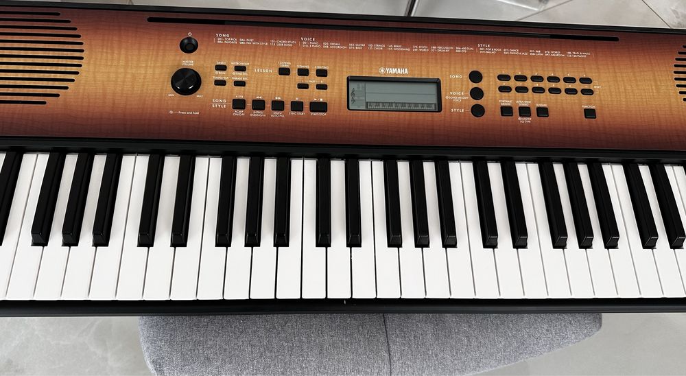 Синтезатор YAMAHA PSR-E360 MAPLE