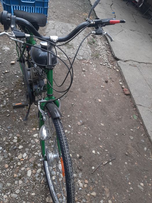 Bicicleta cu motor pe benzină