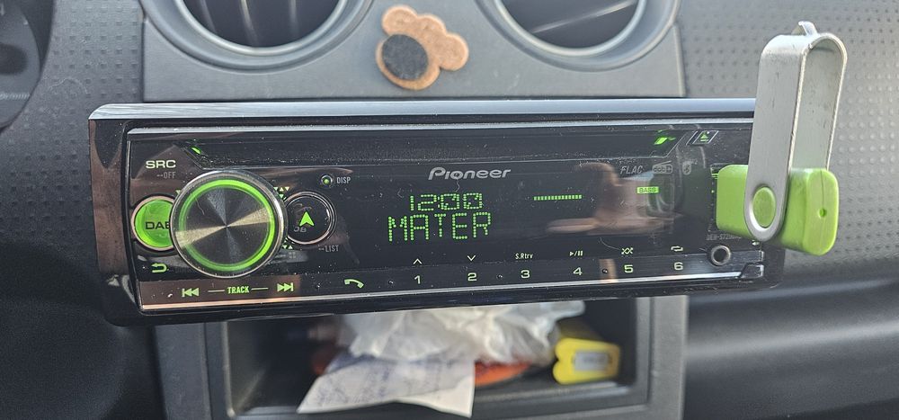 Продавам Pioneer deh-s720dab