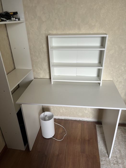 Компьютерный стол и полки