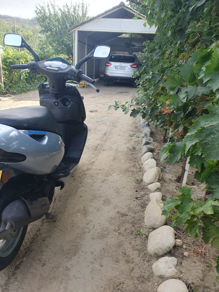 Vând aprilia sonic