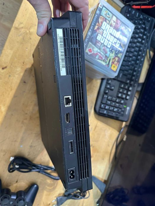 Consola sony playstation 3 slim cu jocuri multe si 2 manete