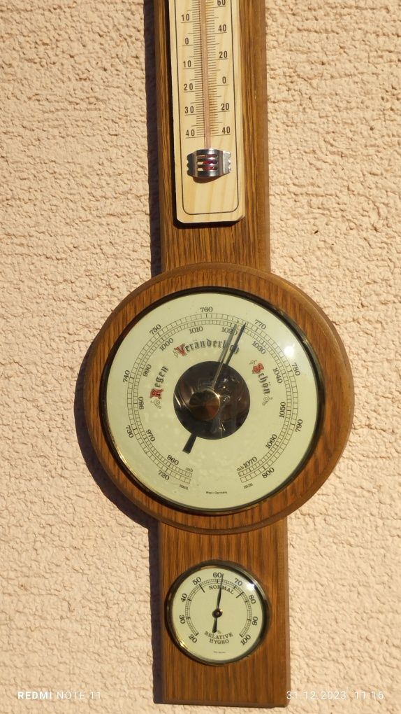 Barometru vechi cu termometru și higrometru