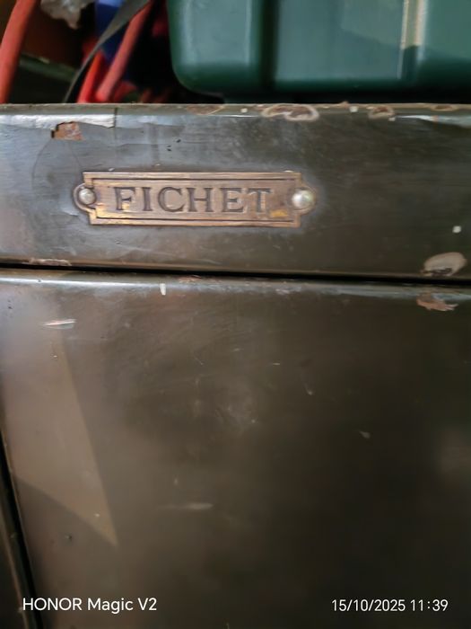 FICHET METALIC Acesta este un dulap de fișiere vertical cu patru serta