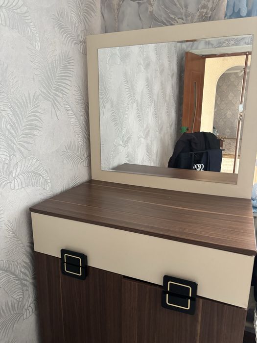 Туалетный столик с большим зеркалом