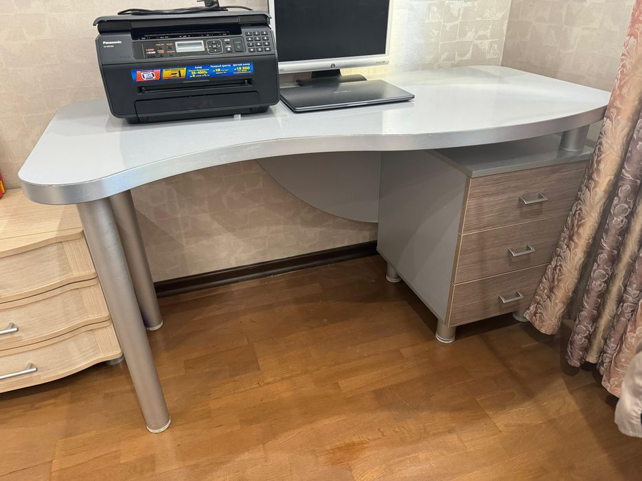 Продам стол и кресло. Производство Италия