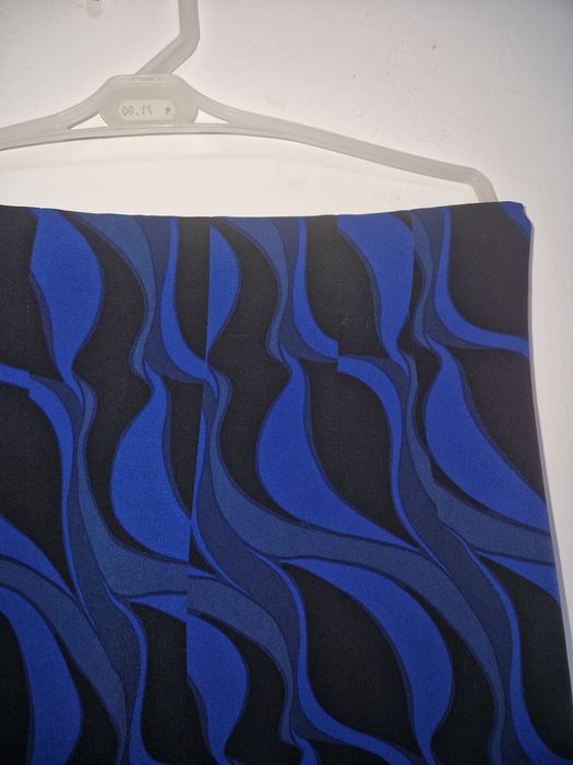 Fustă noua de la Zara scurta.