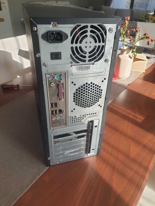 Лот компютърни кутии със захранвания и дънни платки