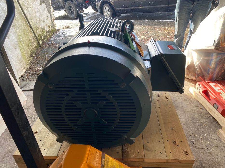 Vând motor nou 190 kw cu o eficiență de 95,4