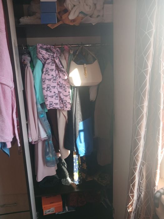 Продам шкафы и круглый стол раздвижной