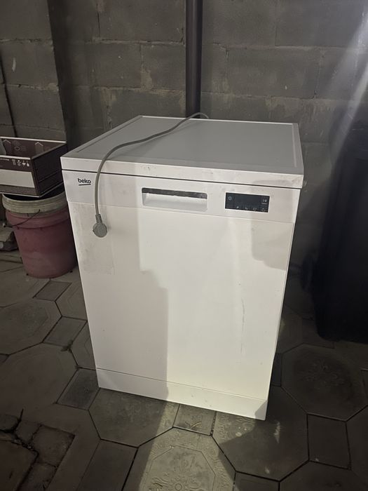 Продам посудомоечную машину BEKO DFN16210W