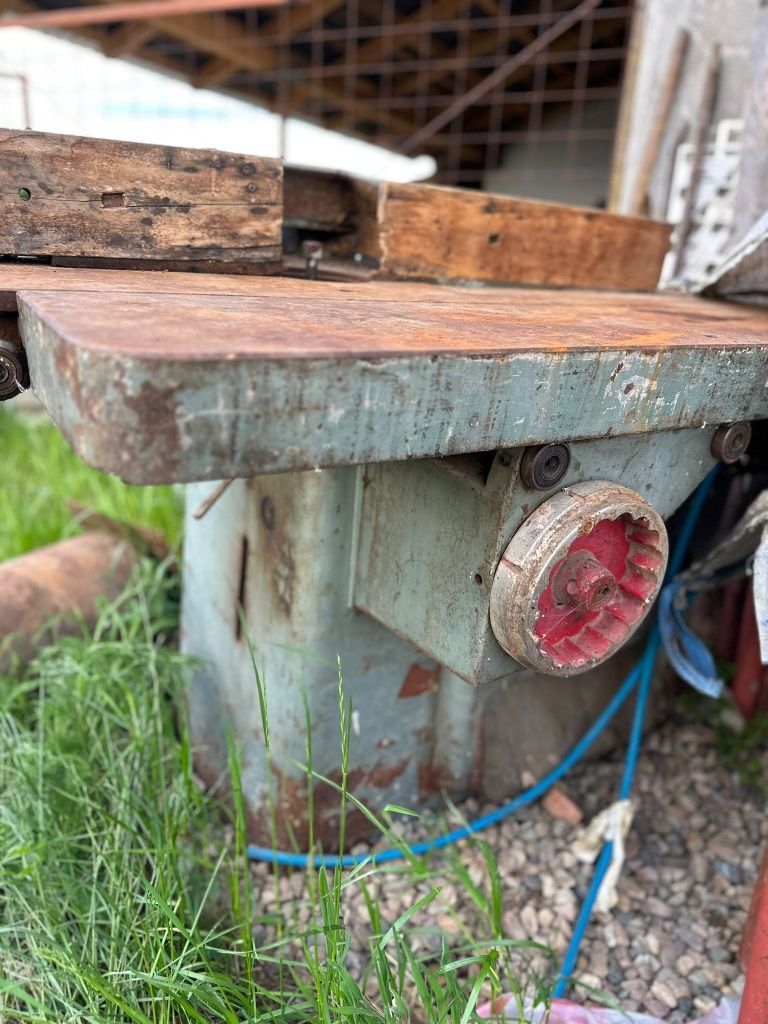 Vând utilaje pentru tâmplărie, abric, freza cu avans ,cirgular,grosime
