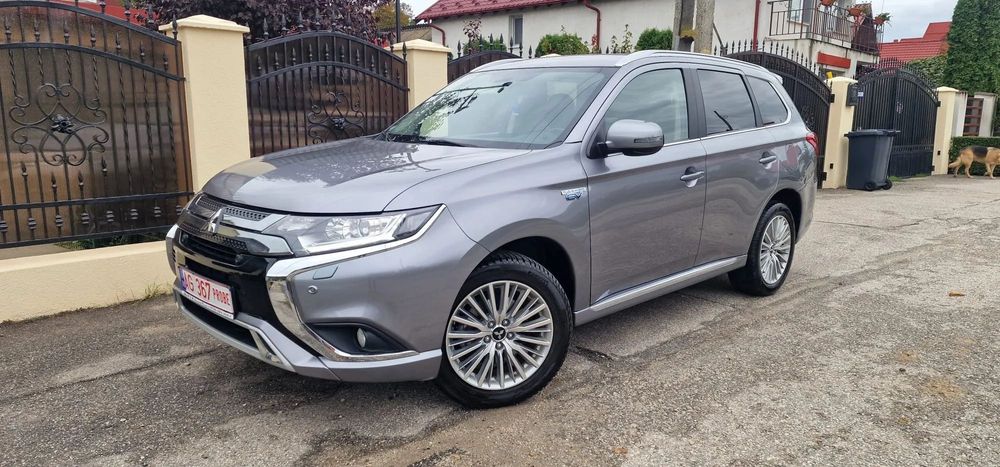 Mitsubishi Outlander 2,4l motor twin 4wd plug in hybrid ,led,piele,camera,2 chei, revizii