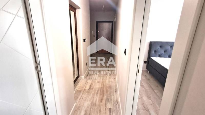 Тристаен, частично обзаведен апартамент за продажба, с морска панорама