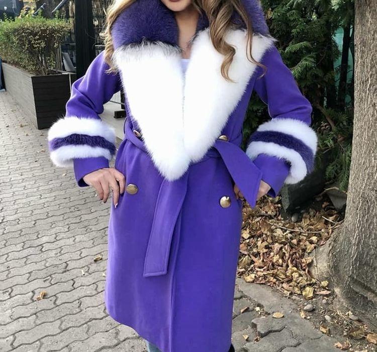 Вталено палто с колан с яка и ръкави от естествен косъм лисица в лилав
