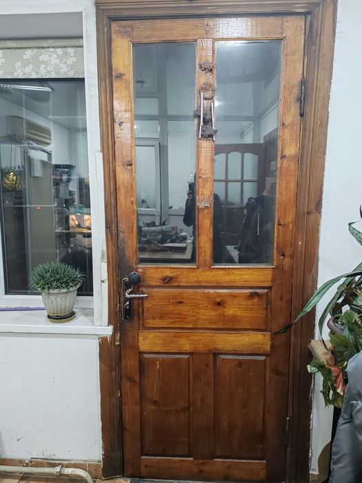 Дверь деревянная можно как межкомнатную и как наружную