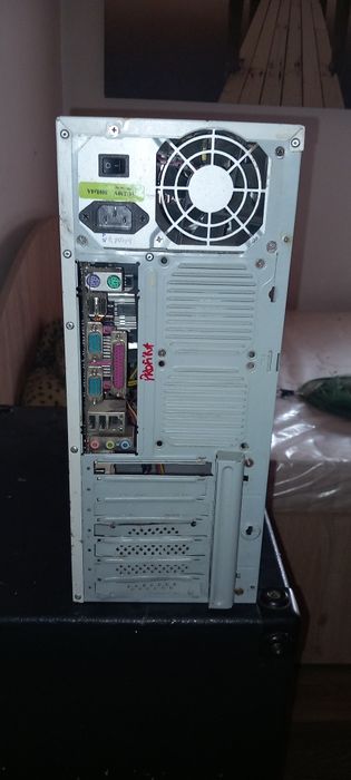 Vând doua pc  și un monitor