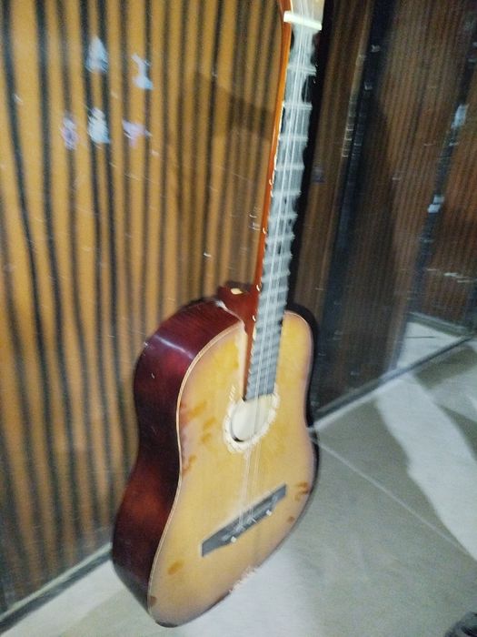 Gitara hamma joyi butun lekin uchta simi uzilgan