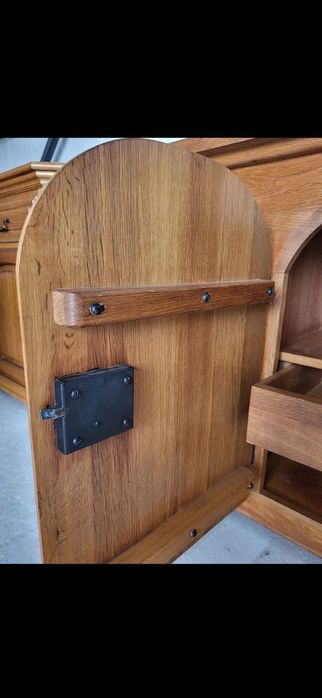 Масивен дъбов шкаф