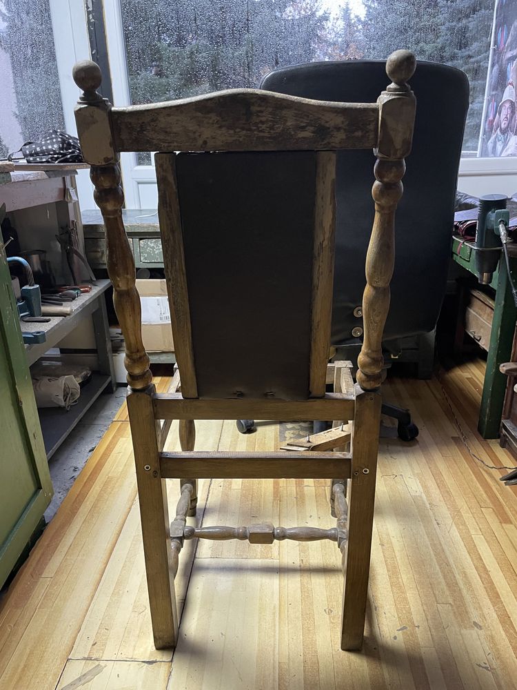 Стар автентичен дървен стол