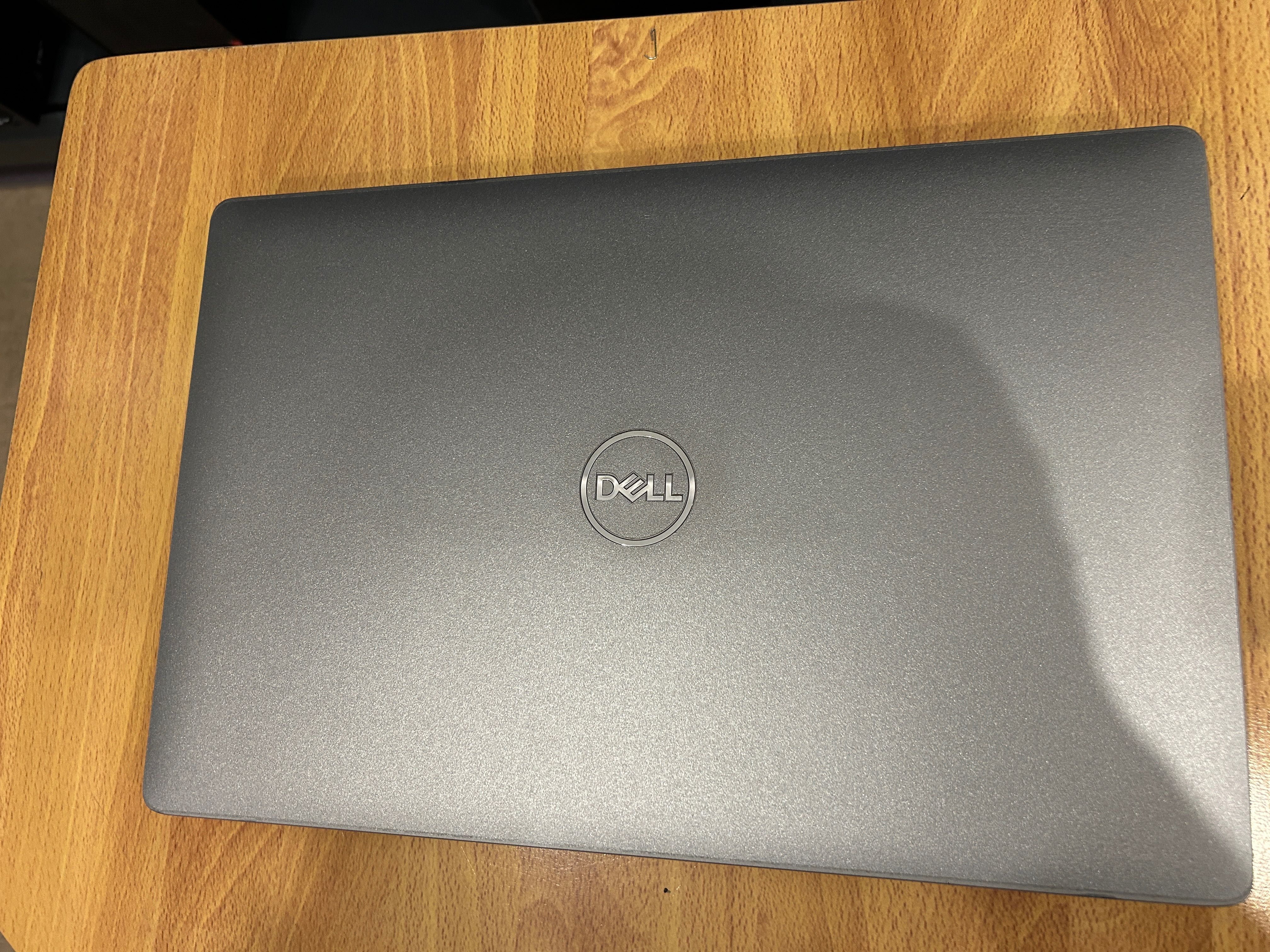 Лаптоп Dell i5 10-th gen./16GB RAM/256GB с 6 месеца гаранция!