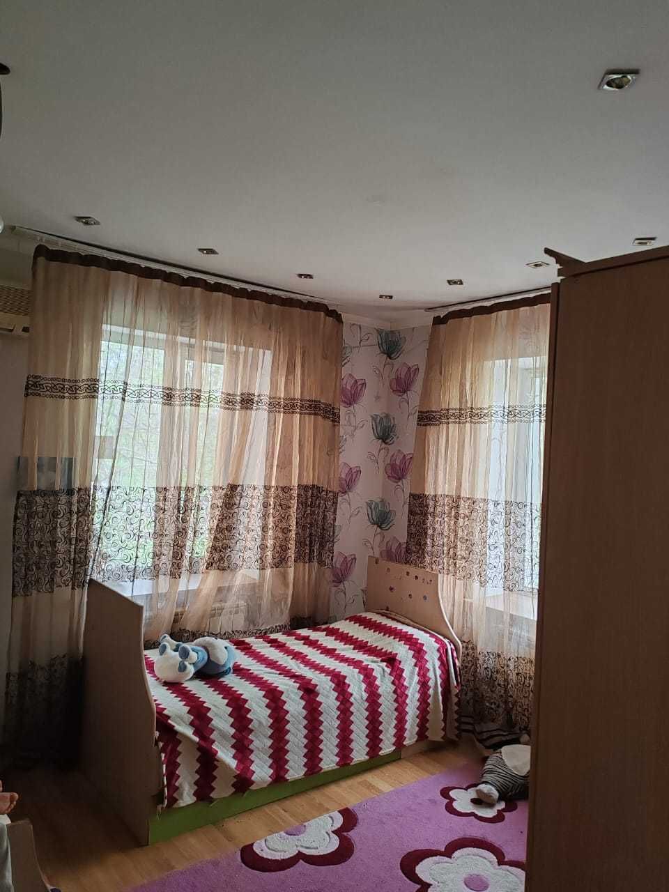 Продается 3 ком. кв. Старый город ,Шернияза , кирпичный дом  2 этаж