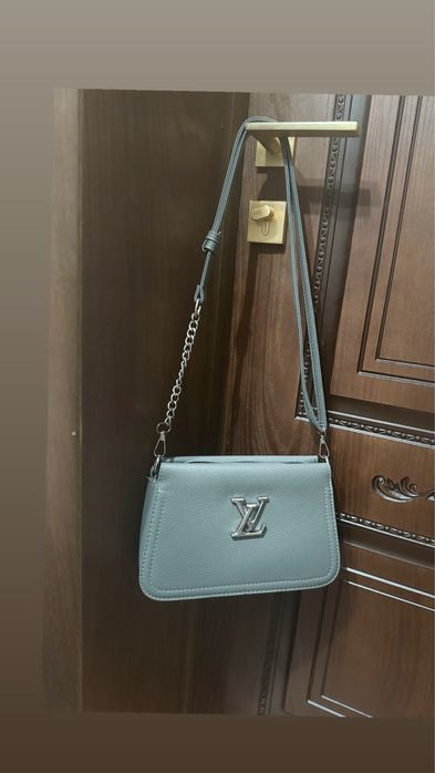 Продам сумочку LV