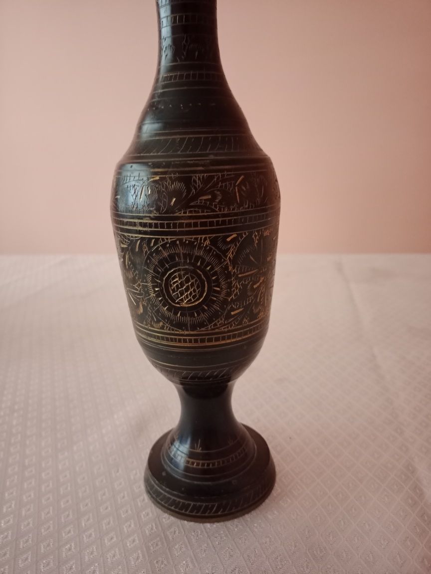 Продаётся антикварная металлическая ваза из Индии