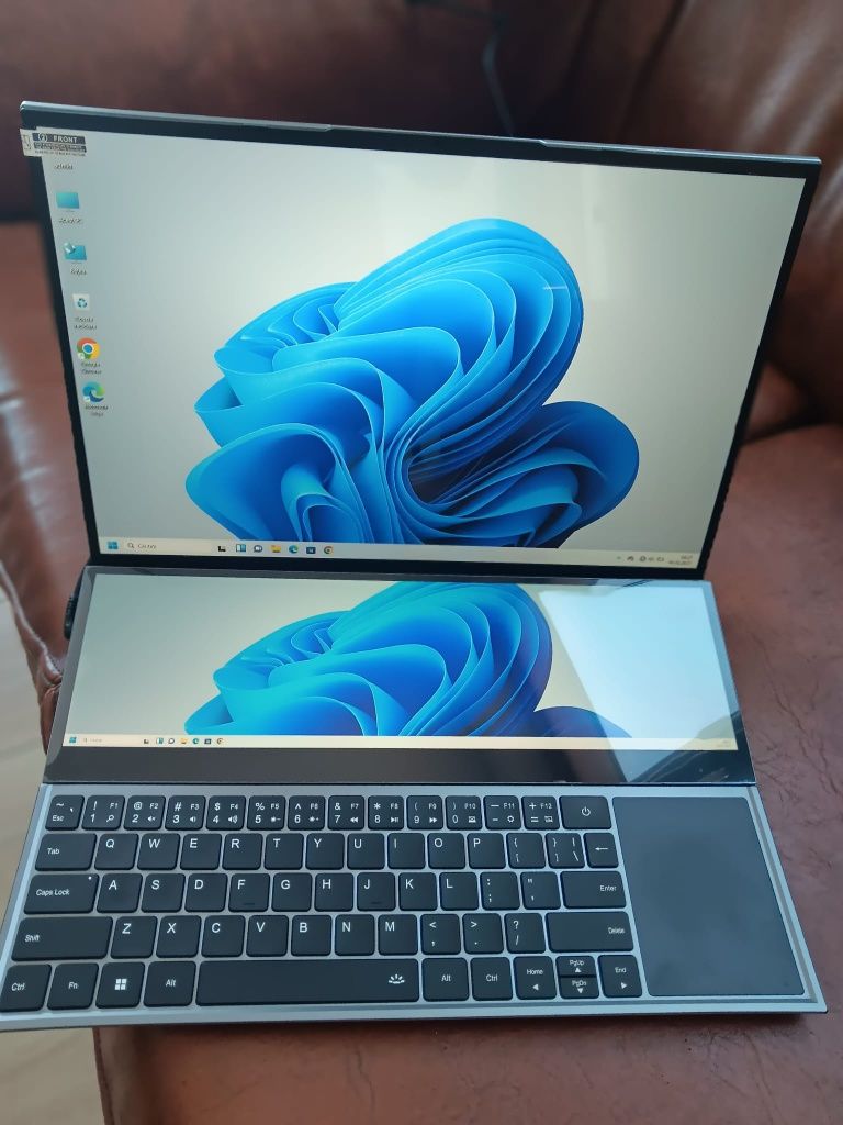 Laptop gaming dual screen