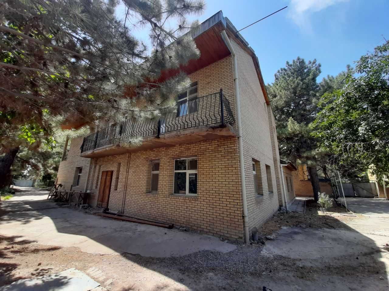 Продаётся участок с домом, хозпостройками и сосновым садом в г.Ташкент