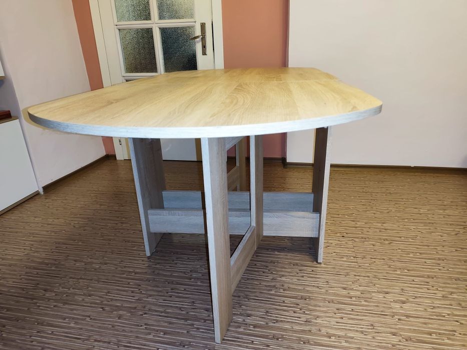 Продавам : Дървена маса