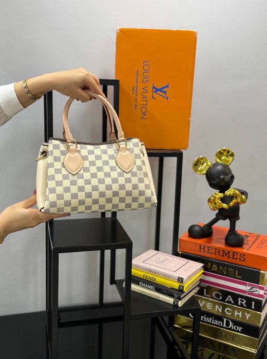 Geanta Louis Vuitton noua !!! Dimensiuni 25/17 !!!