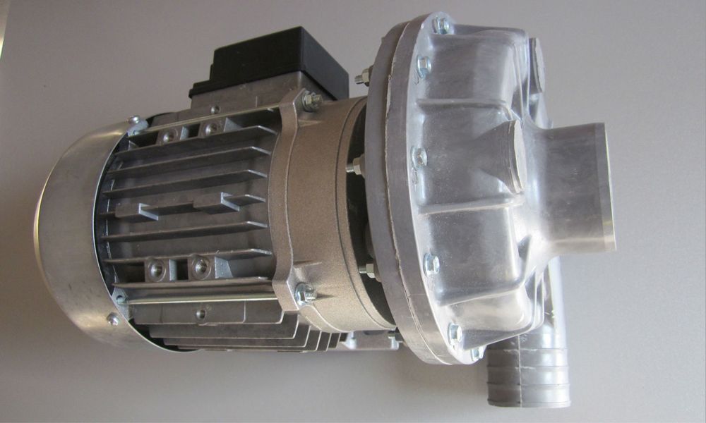 Vand doua pompe cu motor electric