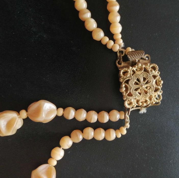 Margele vechi vintage din plastic sau rasina, cu incheietoare veche