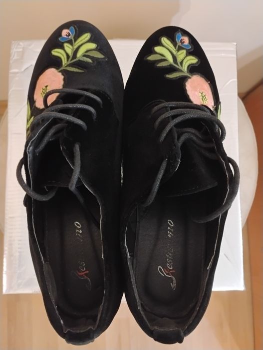 Оригинални дамски обувки.