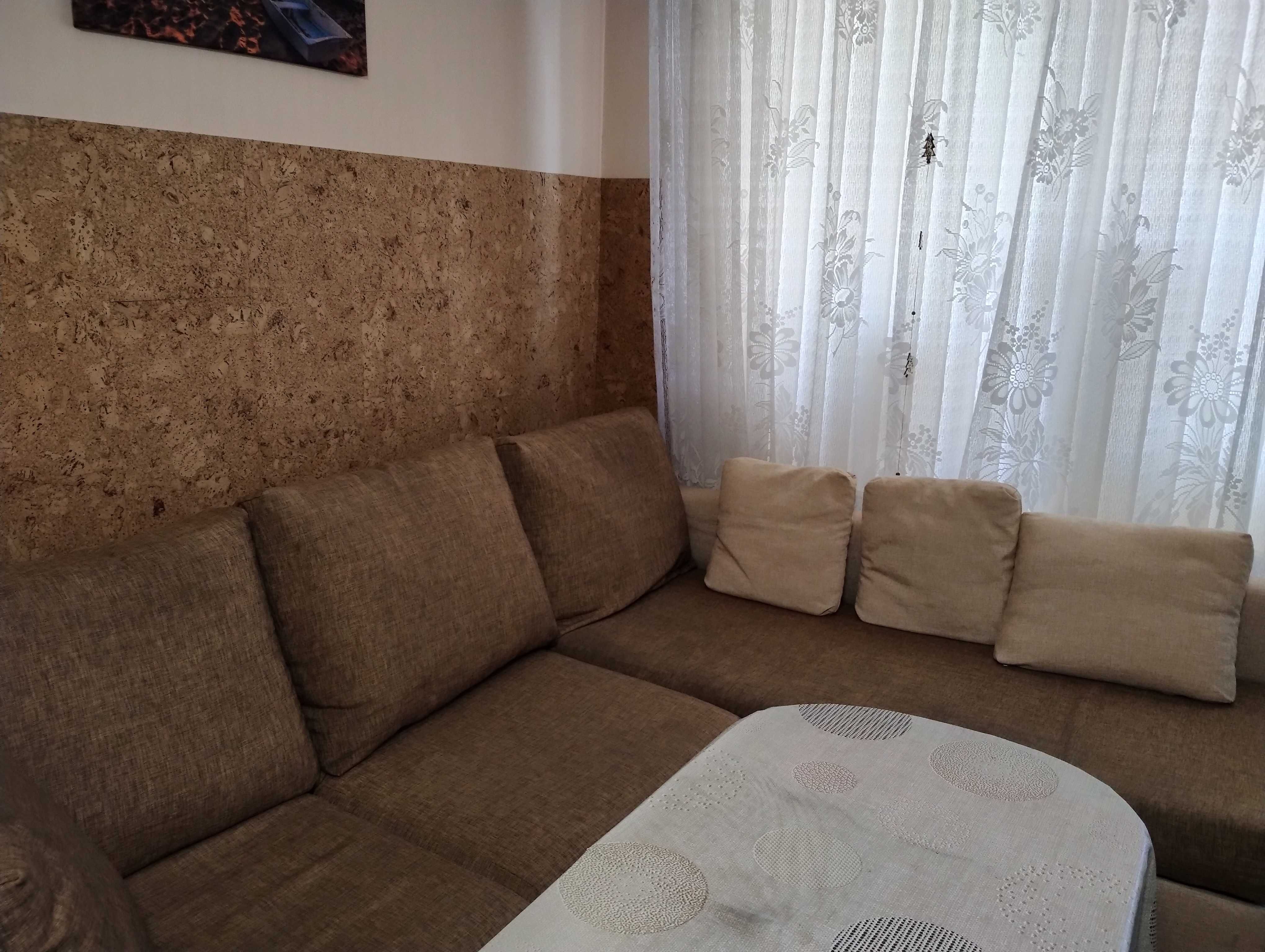 Продавам ъглов диван в кафяво и бежово, разтегаем за спане