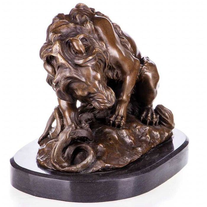 Statueta bronz reprezinta lupta dintre leu și șarpe după Barye.