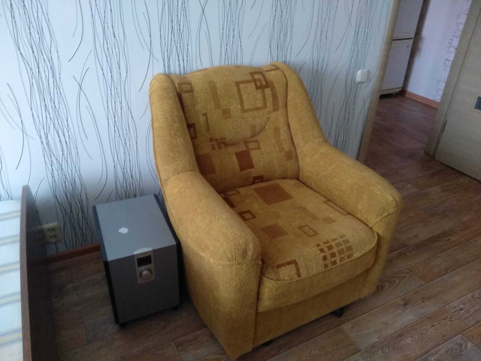 Продам диван с 2 креслами