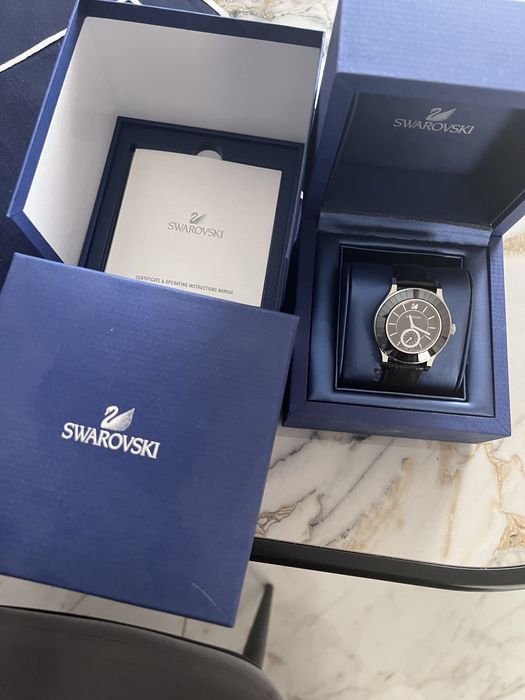 Класически черен часовник SWAROVSKI