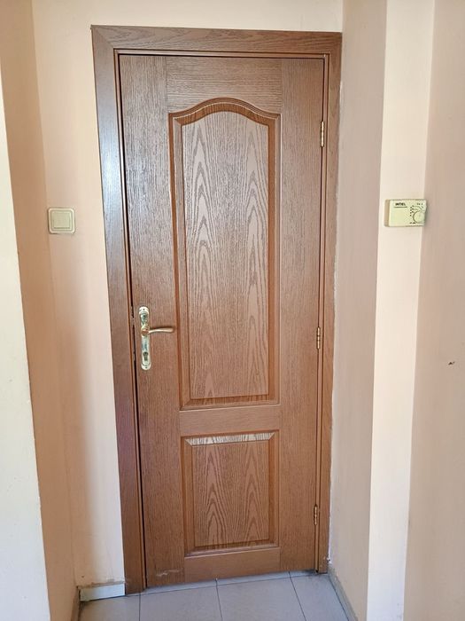 Продавам 3 вътрешни интериорни врати – много добро състояние