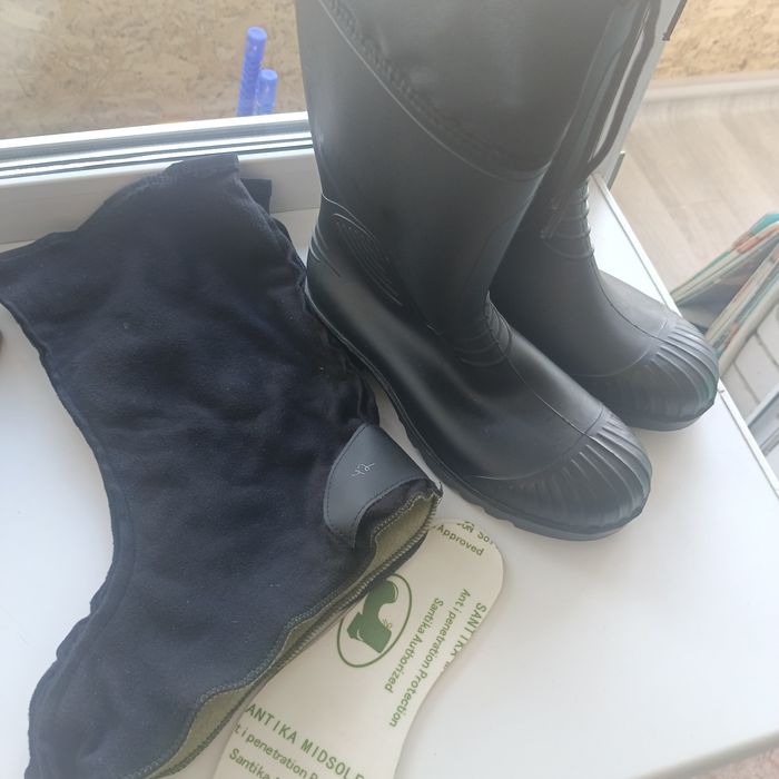 Продам новые боти с чулками 43 размер