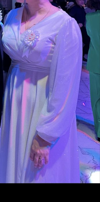 Платье белое в серебристый песок