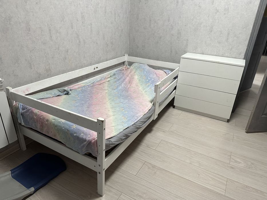 кровать с матрасом и комод для вещей