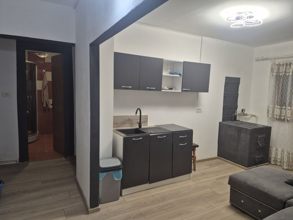 Închiriez apartament in Novaci centru