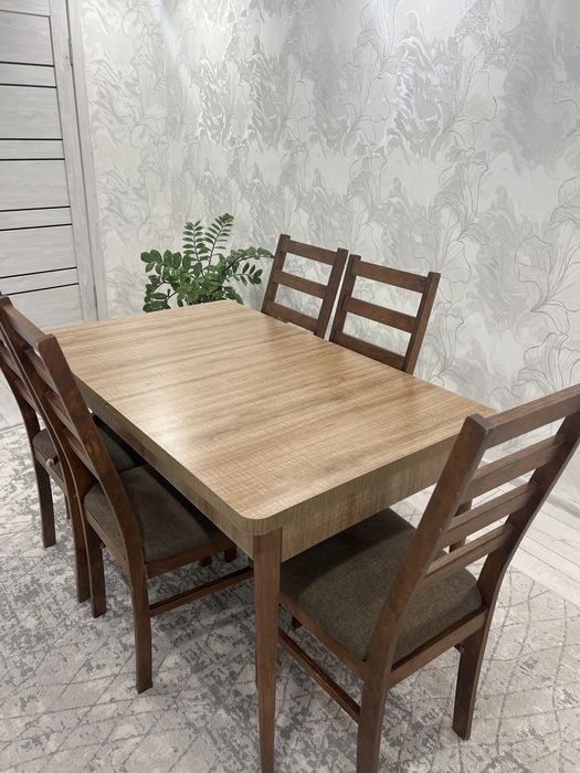 Кухонный стол и стулья