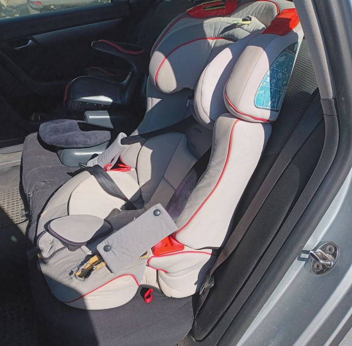 Scaun auto cu sistem isofix