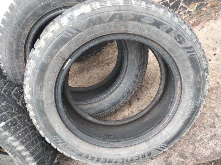 Продам зимний шины с шиповный 215/60/16