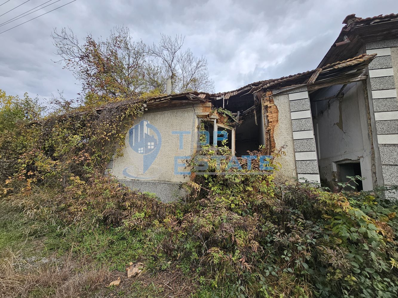 Голям парцел със стара къща в село Ново градище, община Стражица