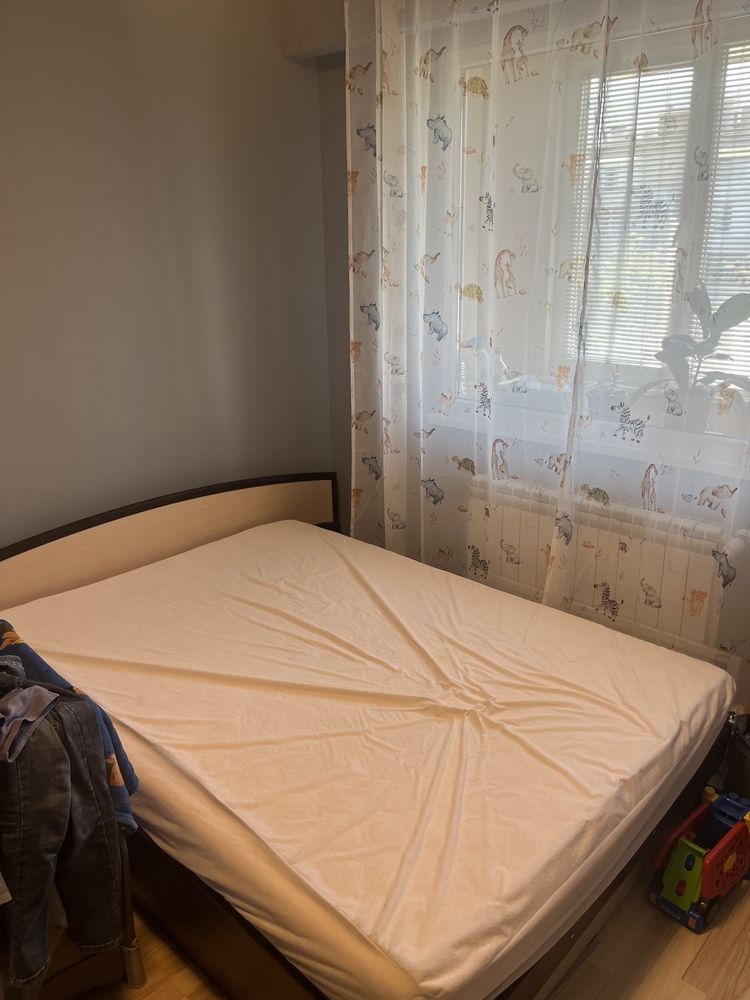 Легло с матрак и две нощни шкафчета