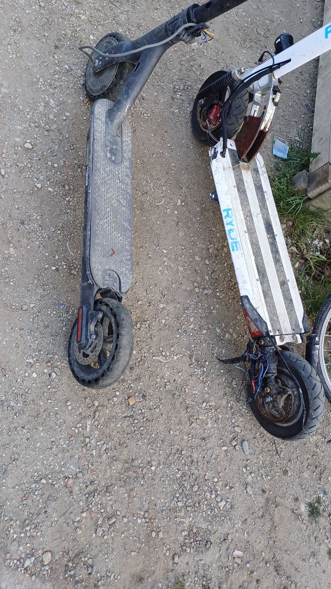 Vând trotinete electrice